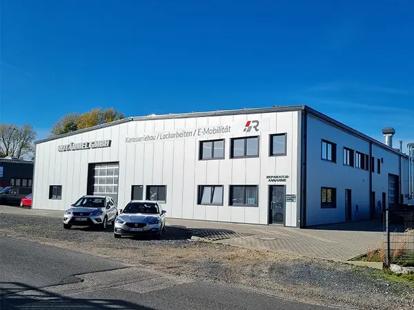 Modernes Autohaus mit Werkstatt für Karosseriebau, Lackierarbeiten und E-Mobilität.